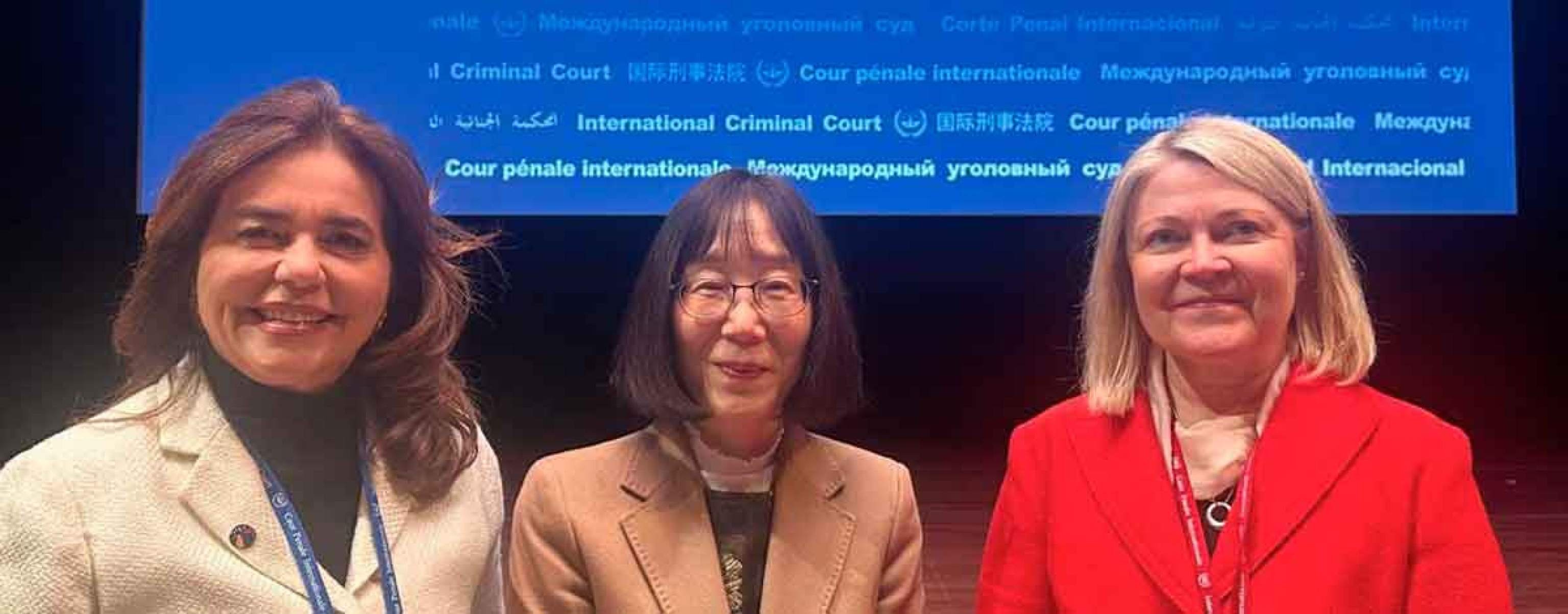 A desembargadora federal M&ocirc;nica Sifuentes, a presidente do Tribunal Penal Internacional, a ju&iacute;za japonesa Tomoko Akane, e a presidente da Assembleia do Estados Partes, P&auml;ivi Kaukoranta, da Finl&acirc;ndia