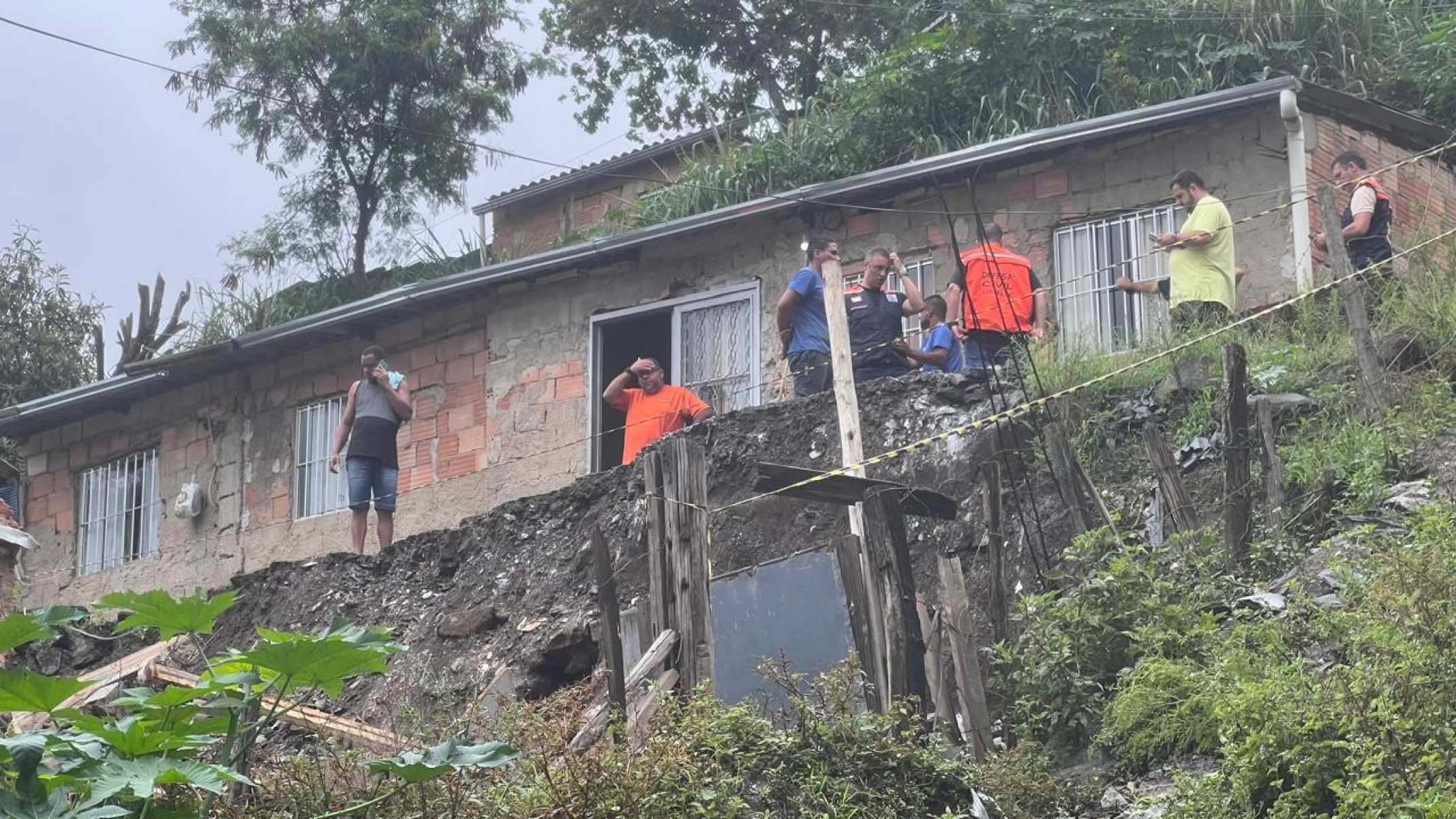 Três irmãos, de 5, 7 e 10 anos, e os pais, de 43 e 51,  foram atingidos por um desabamento em Sabará (MG), na Grande BH, na manhã desta terça-feira (16/12)-Edésio Ferreira/EM/DA Press