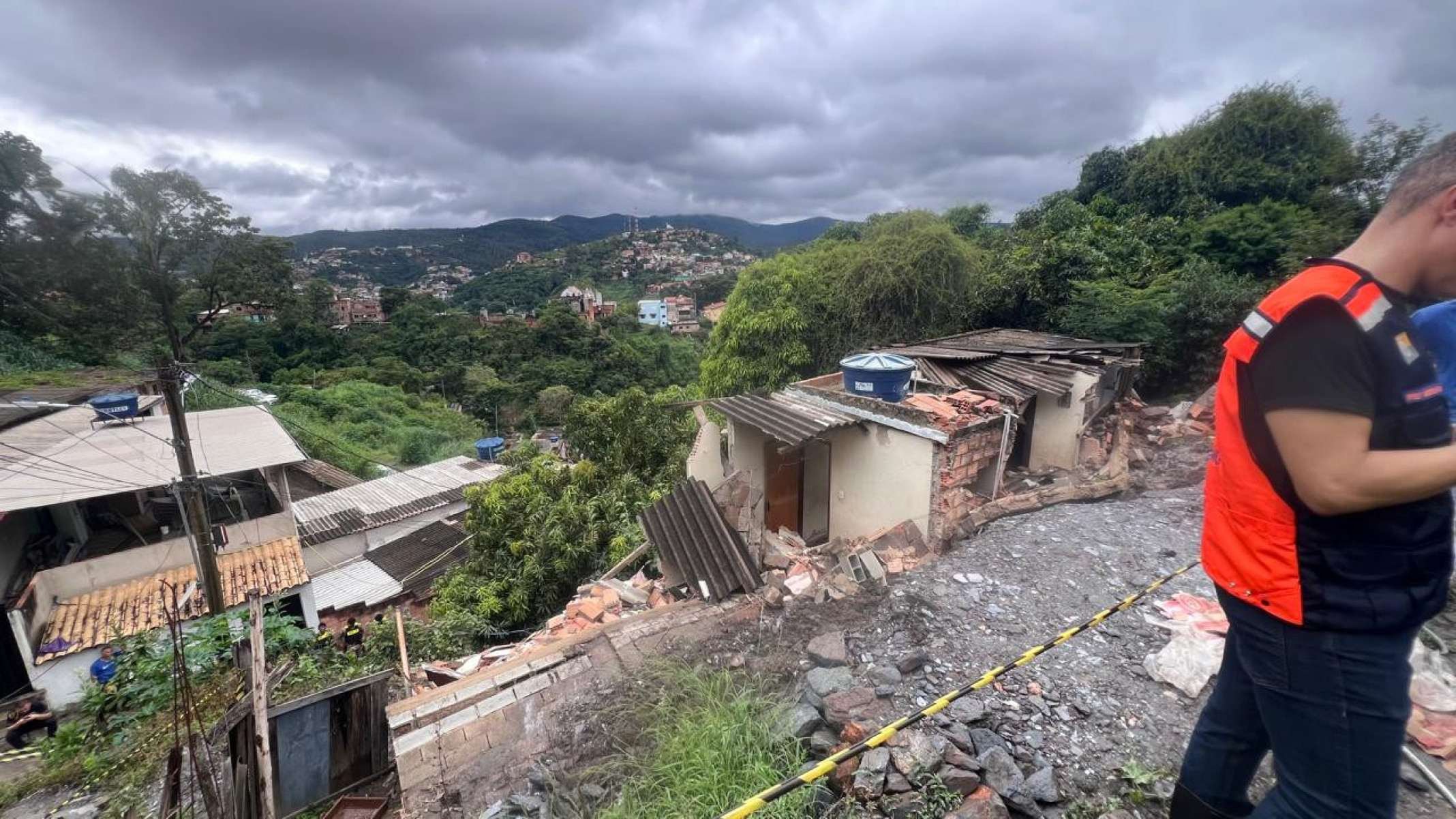 Família é atingida por deslizamento de terra. Pai e filho ficaram soterrados e menino está em estado grave-Edésio Ferreira/EM/DA Press