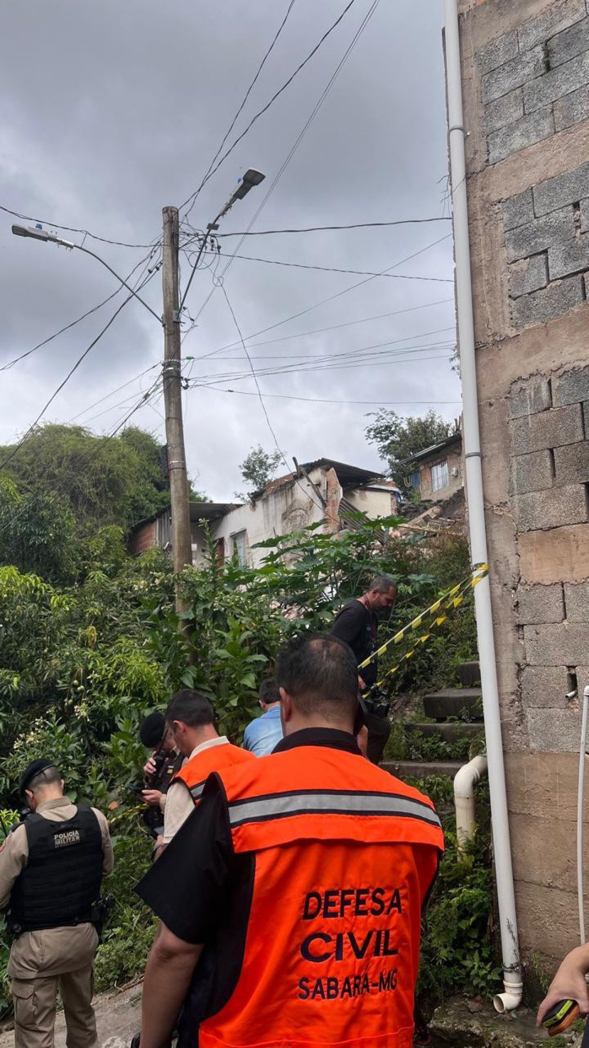 Família é atingida por deslizamento de terra. Pai e filho ficaram soterrados e menino está em estado grave-Edésio Ferreira/EM/DA Press