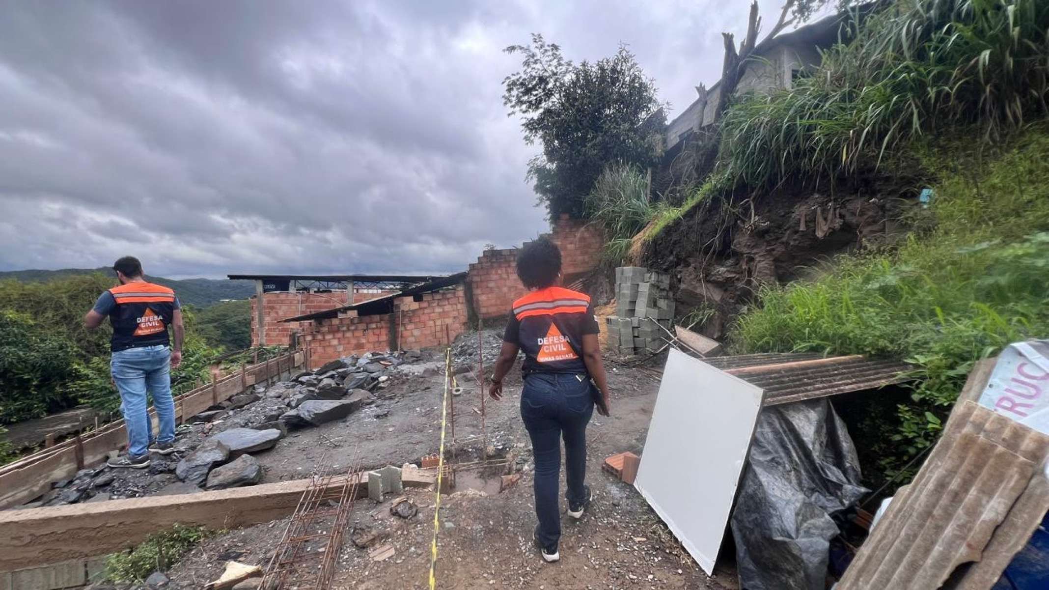 Terreno ao lado do barraco que caiu estava sendo preparado para construção-Edésio Ferreira/EM/DA Press