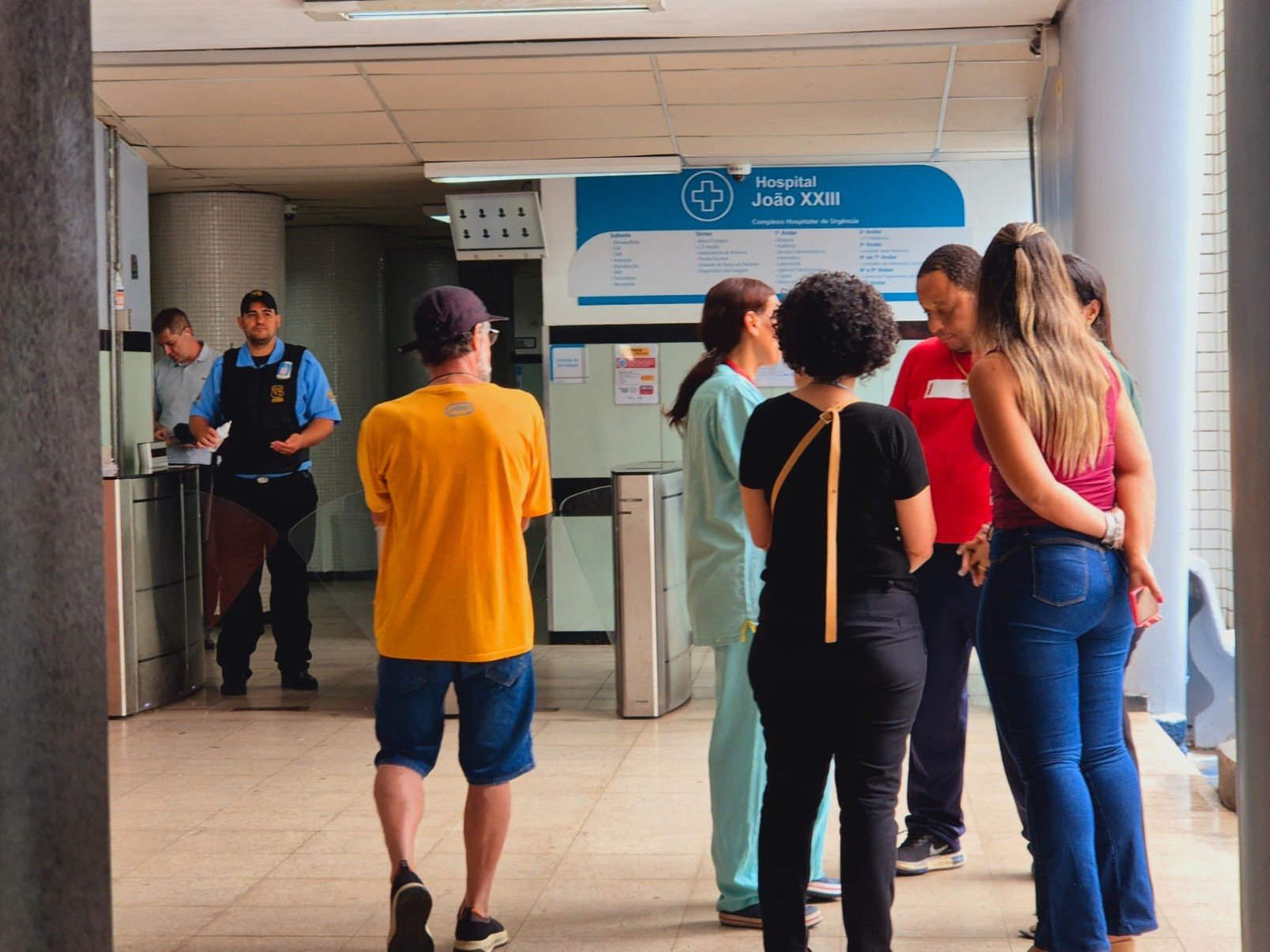 Familiares recebem notÃ­cias de Luigi de Jesus, menino de cinco anos soterrado com a famÃ­lia em SabarÃ¡ nesta terÃ§a-feira (16/12)-Jair Amaral/Em/D.A Press