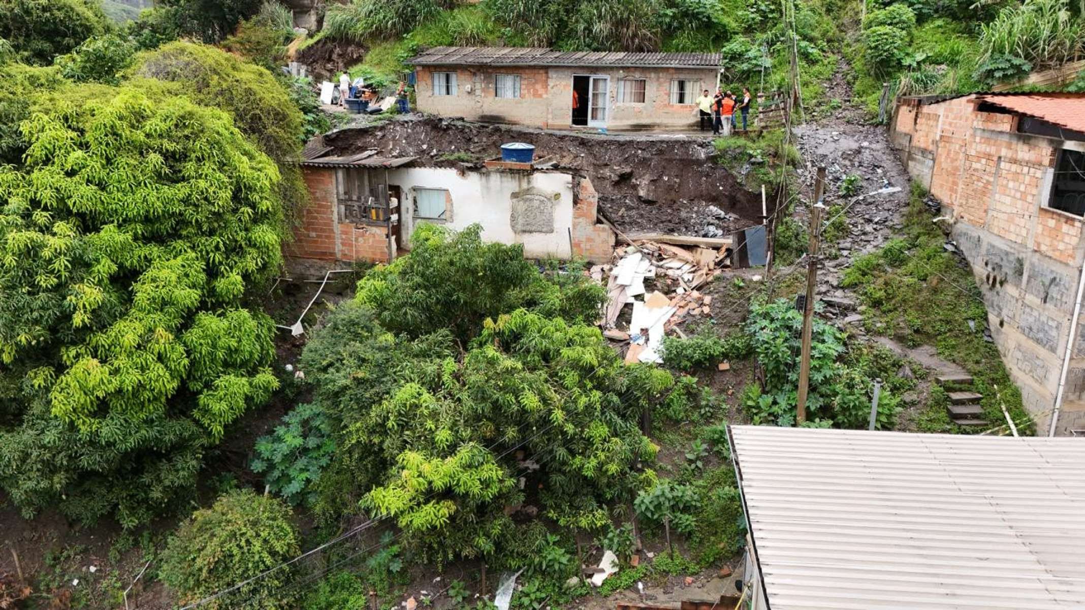 Desabamento na Rua Zilda Cadeira de Oliveira, nº 266, no Bairro Morro São Francisco-Defesa Civil de Sabará
