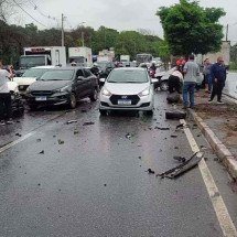 Engavetamento entre cinco veículos deixa ferido em Contagem - Redes Sociais/Reprodução