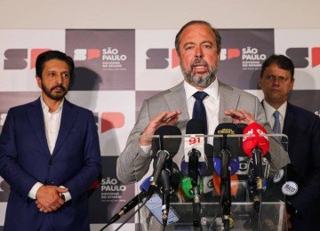 Ao lado de Ricardo Nunes e Tarcísio de Freitas, o ministro Alexandre Silveira anuncia no Palácio dos Bandeirantes a decisão de iniciar o processo de rompimento do contrato com a Enel  -  (crédito: Allison Sales/Folhapress)