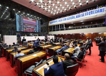 Deputados votaram projeto que autoriza a venda da Copasa em sessão marcada por obstrução da oposição e protestos de trabalhadores nas galerias da Assembleia -  (crédito: Luiz Santana/ALMG)