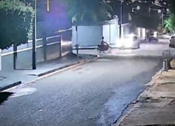Motoqueiro estava parado na esquina quando o carro foi em cima dele. Ao cair foi perseguido e morto a facadas -  (crédito: Redes sociais)