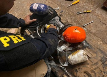 Droga estava armazenada em recipientes dentro do tanque de combustível -  (crédito: PRF)