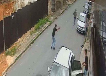 Servidor foi atingido no ombro e está internado no Hospital Odilon Behrens -  (crédito: Redes Sociais / Reprodução)