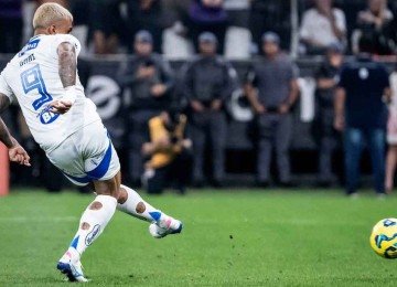 Gabigol cobra pênalti defendido por Hugo Souza, na partida em que a Raposa foi eliminada da Copa do Brasil -  (crédito: Gustavo Aleixo/Cruzeiro)