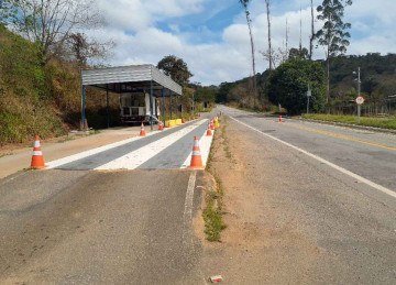 Trecho em obras na MG-262, em Acaiaca: investimentos governamentais ou de concessionárias são diretamente ligados à  elevação da classificação, avalia CNT -  (crédito: CNT/Divulgação)