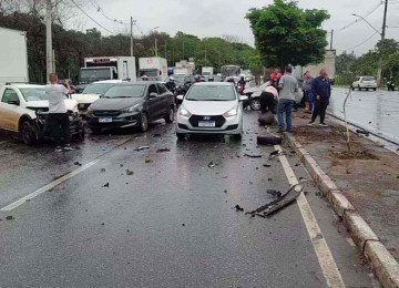 Acidente ocorreu na Avenida Severino Ballesteros Rodrigues, no Bairro Ressaca -  (crédito: Redes Sociais/Reprodução)