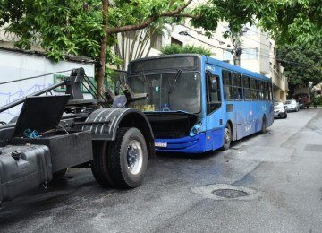 Ônibus da Linha 9105, Nova Vista / Sion, pega fogo na Rua Costa Rica -  (crédito: Gladyston Rodrigues/EM.D.A Press)