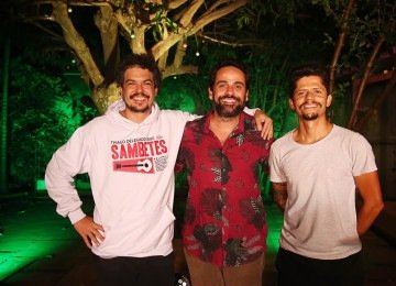 Thiago Delegado (esq.) e Robson Batata (dir.) se apresentam com Dudu Nic&aacute;cio (centro) hoje, acompanhados tamb&eacute;m pelos convidados Giselle Couto e Vitor Santana. -  (crédito: &Eacute;lcio Para&iacute;so/Divulga&ccedil;&atilde;o)