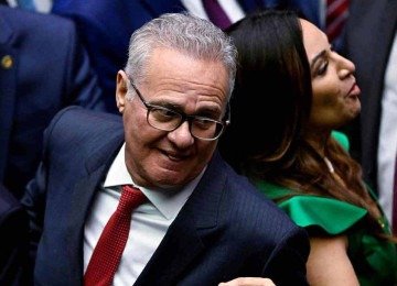 Renan Calheiros (MDB-AL) protagonizou um dos discursos mais duros contra a dosimetria -  (crédito: Mauro Pimentel/AFP – 2/1/23)