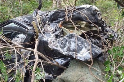 O Renault Sandero ficou completamente destruído depois de rolas pela ribanceira -  (crédito: CBMMG)