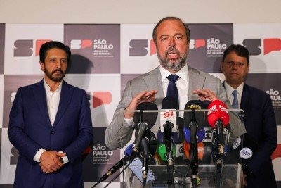 Ao lado de Ricardo Nunes e Tarcísio de Freitas, o ministro Alexandre Silveira anuncia no Palácio dos Bandeirantes a decisão de iniciar o processo de rompimento do contrato com a Enel  -  (crédito: Allison Sales/Folhapress)