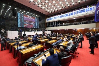 Deputados votaram projeto que autoriza a venda da Copasa em sessão marcada por obstrução da oposição e protestos de trabalhadores nas galerias da Assembleia -  (crédito: Luiz Santana/ALMG)