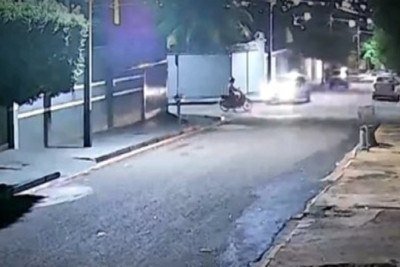 Motoqueiro estava parado na esquina quando o carro foi em cima dele. Ao cair foi perseguido e morto a facadas -  (crédito: Redes sociais)
