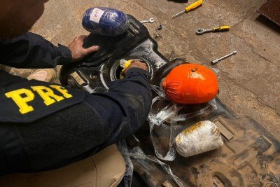 Droga estava armazenada em recipientes dentro do tanque de combustível -  (crédito: PRF)