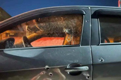 Carro da vítima ficou com várias marcas de tiros -  (crédito: Reprodução)