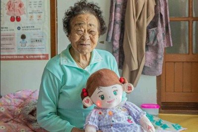 Idosos se beneficiam do convívio com boneca robô -  (crédito: Hyodol / reprodução)