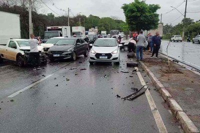 Acidente ocorreu na Avenida Severino Ballesteros Rodrigues, no Bairro Ressaca -  (crédito: Redes Sociais/Reprodução)
