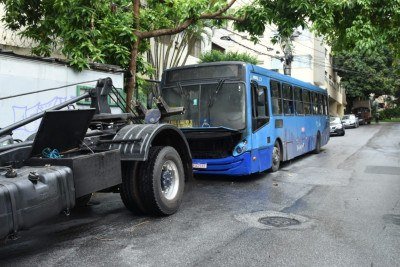 Ônibus da Linha 9105, Nova Vista / Sion, pega fogo na Rua Costa Rica -  (crédito: Gladyston Rodrigues/EM.D.A Press)