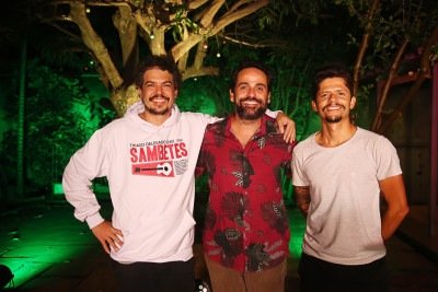 Thiago Delegado (esq.) e Robson Batata (dir.) se apresentam com Dudu Nic&aacute;cio (centro) hoje, acompanhados tamb&eacute;m pelos convidados Giselle Couto e Vitor Santana. -  (crédito: &Eacute;lcio Para&iacute;so/Divulga&ccedil;&atilde;o)