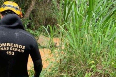Após dois dias de buscas, os Bombeiros localizaram o corpo do rapaz que havia desaparecido em acidente de moto -  (crédito: CBMMG / Divulgação )