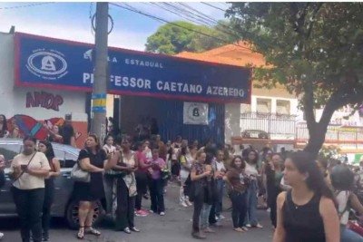 Candidatos chegaram a entrar nos locais de prova antes de serem informados sobre o cancelamento -  (crédito: Redes Sociais / Reprodução)