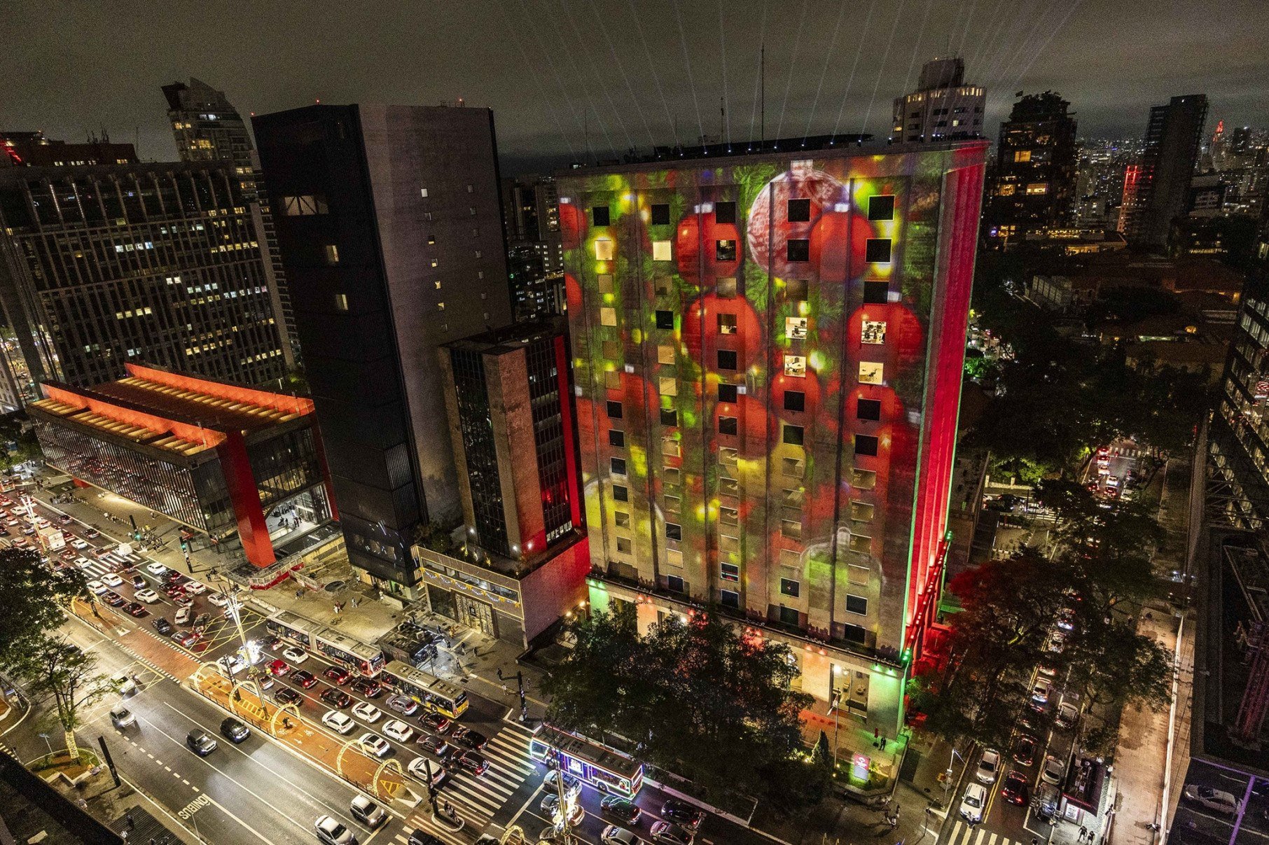 Bradesco Seguros marca a sua chegada à Paulista com mapping -  fabiomsalles