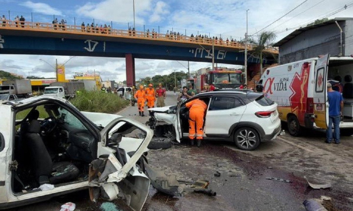 Vítima fatal estava em uma caminhonete Fiat Strada, que invadiu o sentido contrário da via - (crédito: CBMMG/Divulgação)