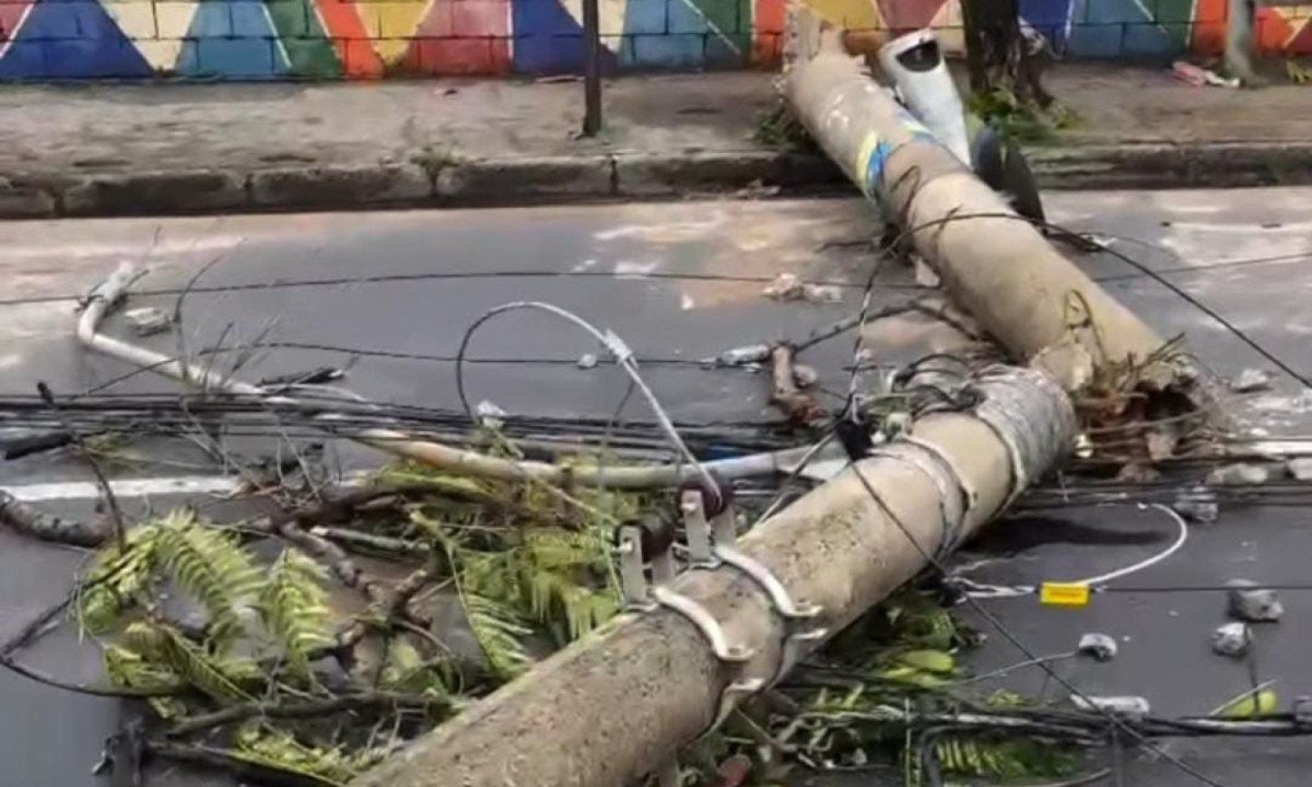 O motociclista retornava para casa ap&oacute;s encerrar mais um dia de trabalho quando foi surpreendido por ventos intensos que derrubaram um poste sobre ele e sobre a motocicleta