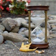 Objeto que remonta à Antiguidade, ampulheta seduz na decoração - Pixabay