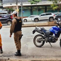 Gari de moto atropela mulher em situação de rua - Jair Amaral/EM/D.A.Press
