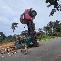 Caminhão de entulho fica de pé em cidade mineira - Carlos Altman/EM/D.A.Press