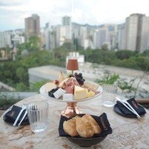 Torneira de espumante, vista de BH e ceia completa: as opções de réveillon