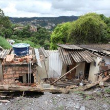 Menino de 5 anos soterrado em deslizamento em Sabará tem morte cerebral