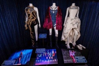 Disney’s Hollywood Studios recebe exposição exclusiva de figurinos da The Eras Tour, de Taylor Swift