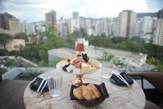 Torneira de espumante, vista de BH e ceia completa: as opções de réveillon