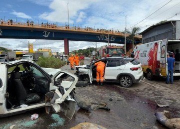 V&iacute;tima fatal estava em uma caminhonete Fiat Strada, que invadiu o sentido contr&aacute;rio da via -  (crédito: CBMMG/Divulga&ccedil;&atilde;o)