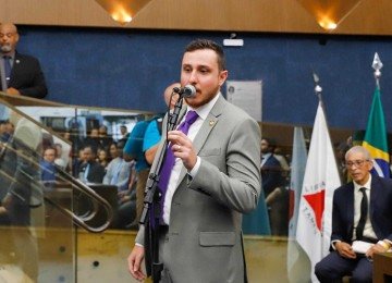 Lucas Ganem, durante sua posse na Câmara Municipal de BH. Ele é um dos que não tem o sobrenome na identidade, mas o usa na urna -  (crédito: Rafaella Ribeiro/CMBH)