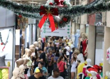 Movimento comercial nos dias que antecedem o Natal e o Ano-Novo -  (crédito: Rovena Rosa/Agência Brasil)