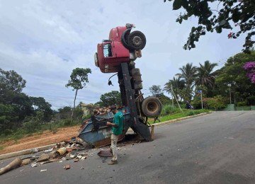 Caminhão fica de pé em ladeira de Santa Luzia  -  (crédito: Carlos Altman/EM/D.A.Press)
