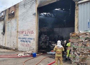 O incêndio gerou intensa fumaça escura e labaredas visíveis a longa distância -  (crédito: Reprodução/CBMMG)
