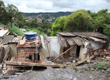A casa em que Luigi morava foi atingida por desabamento provocado pelo excesso de umidade devido &agrave; chuva forte que atingiu Sabar&aacute; -  (crédito: Edesio Ferreira/EM/D.A Press. Brasil. Sabara - MG)