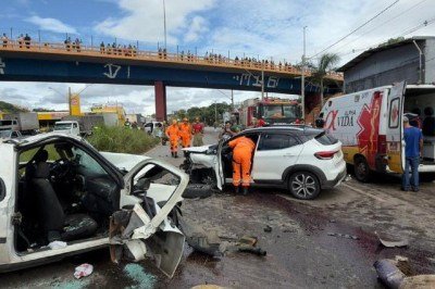 V&iacute;tima fatal estava em uma caminhonete Fiat Strada, que invadiu o sentido contr&aacute;rio da via -  (crédito: CBMMG/Divulga&ccedil;&atilde;o)