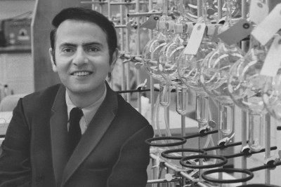 Carl Sagan não se limitou ao ofício de cientista — ele foi um poeta do universo. Com mais de 600 artigos científicos e 20 livros publicados, transformou a astronomia em narrativa acessível. Sua série 'Cosmos' alcançou meio bilhão de pessoas, inspirando gerações a olharem para o céu com perguntas e paixão. -  (crédito: reprodução/ instagram)