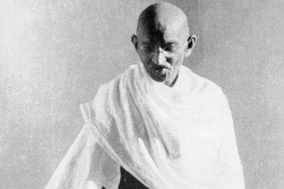 Mahatma Gandhi nunca liderou exércitos, não ocupou cargos políticos e jamais empunhou uma arma. Ainda assim, desafiou o maior império da época e conduziu a Índia rumo à independência. Fez isso com uma arma poderosa e silenciosa: a força da não-violência. -  (crédito: reprodução/ gandhi ashram sevagram)
